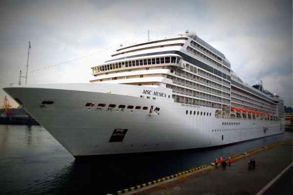 Морской круиз лайнер MSC Musica