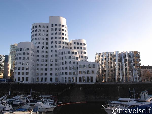 Будинки Нової митниці у Media Harbour фото