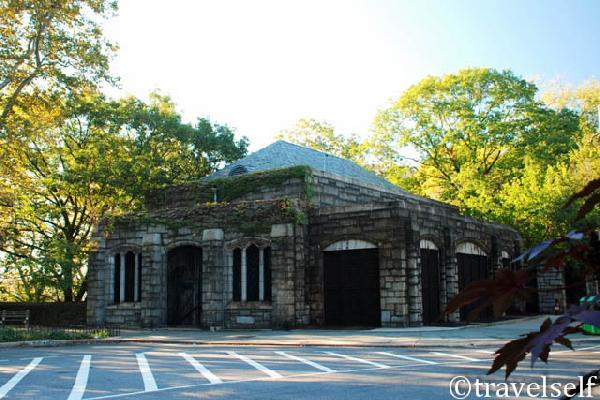 Fort Tryon Park metro photo
